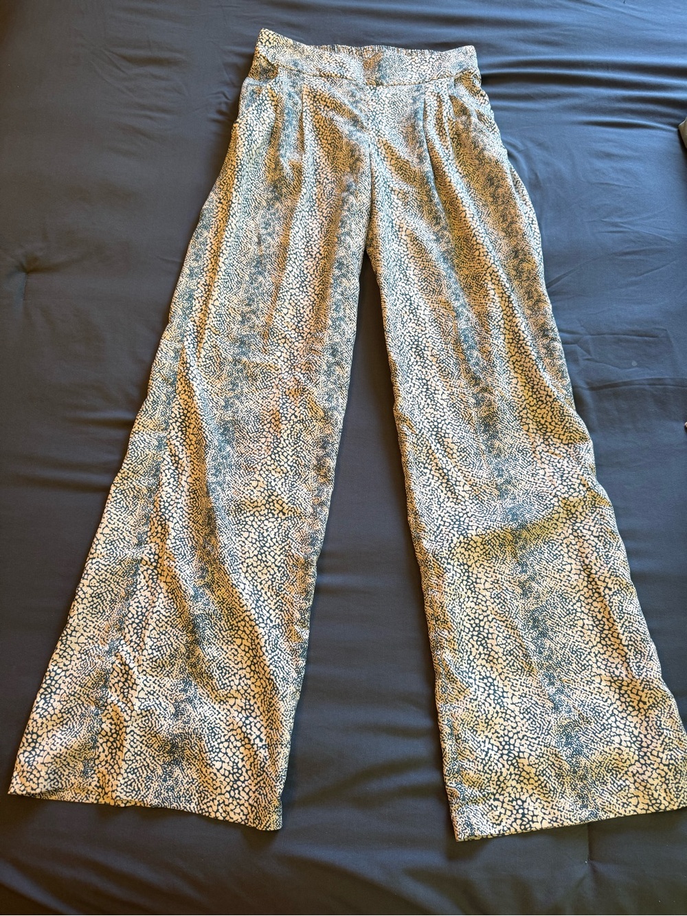 bobeau Wide-Leg Printed Pants in Blue and White